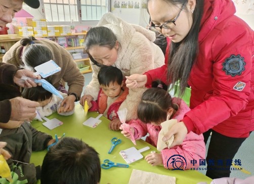 邵东市大禾塘街道中心幼儿园开展“春暖花开，与爱同行”亲子活动