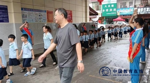 携手共育未来之星，大禾塘中心幼儿园成功举办参观黄陂桥小学活动